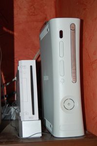 1189405127_xbox-360-vs-wii.jpg